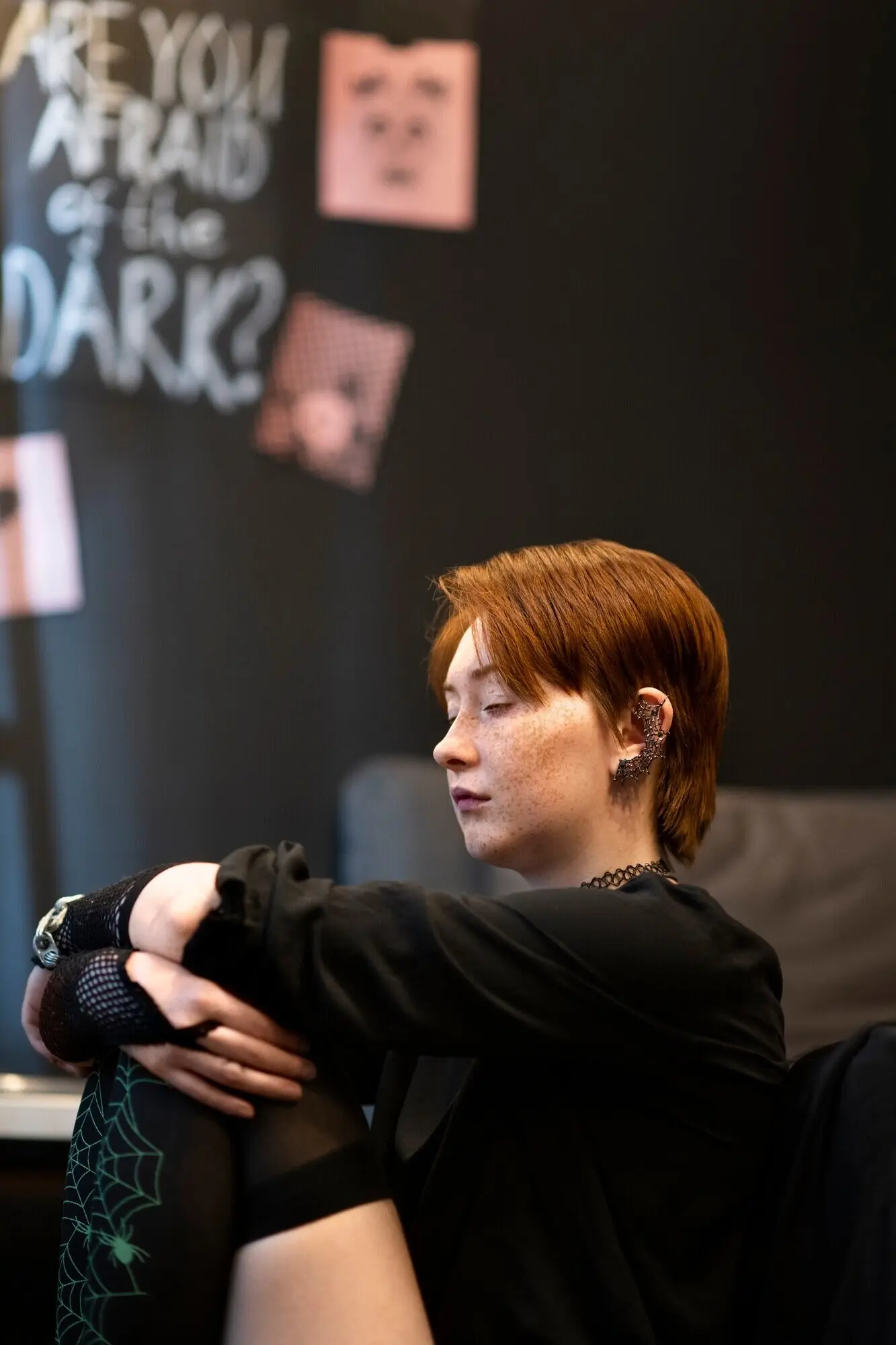 Вид сбоку: эмо-девушка дома